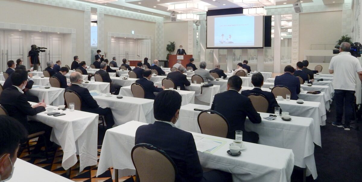 大勢の会員が耳を傾けた、まちづくり講演会